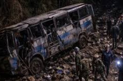 Nepalda toy iştirakçılarını daşıyan avtobus qəzaya uğradı: Azı 13 nəfər öldü, xeyli yaralı var