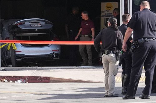 Avtomobilin supermarketə çırpılması faciəyə səbəb olub