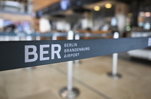 Berlin Brandenburq hava limanında buzlanma səbəbindən uçuşlar yenidən dayandırılıb