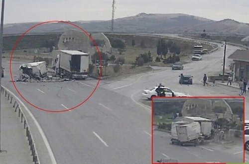 Yük avtomobili yol kənarında dayanan maşına çırpıldı - ANBAAN VİDEO