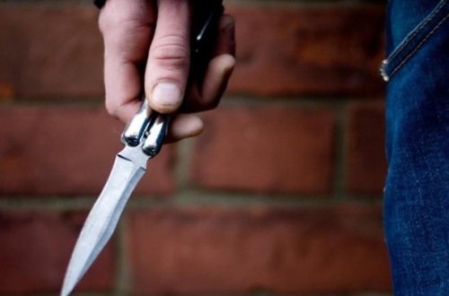 Şəmkirdə məktəbli bıçaqlandı