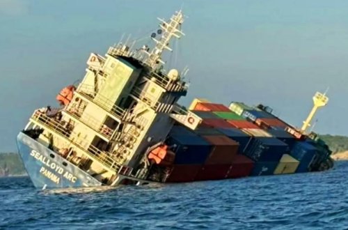 Tailand sahillərində təhlükəli maddələr daşıyan gəmi batıb