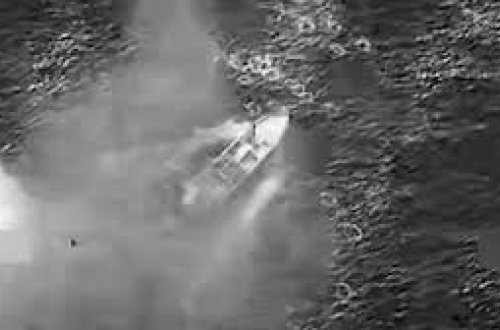 ABŞ ordusu Sakit okeanda üzən gəmini vurdu - İki nəfər öldürüldü