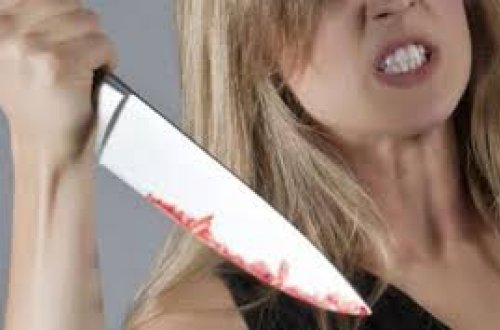 Bakıda tələbə qız bacısını bıçaqlayıb