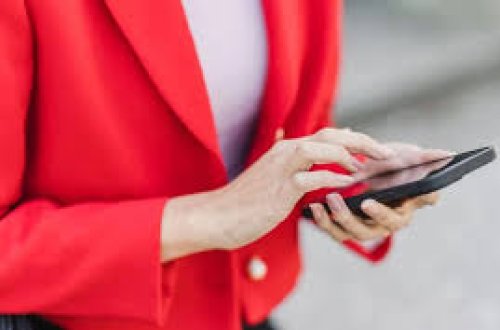 Evli kişi tanış olduğu qadına yalandan xərçəng xəstəliyinə tutulduğunu bildirərək dələduzluq etdi