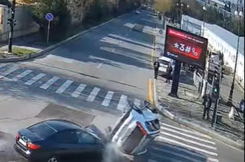 Qırmızı işıqda keçən sürücü qəzaya səbəb oldu - ANBAAN GÖRÜNTÜ