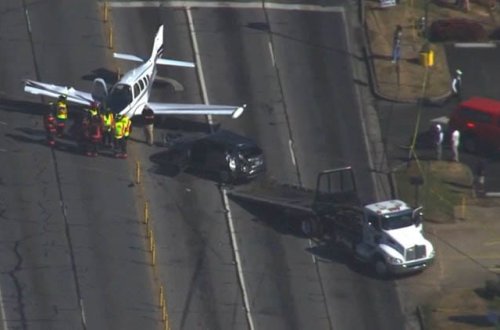 Təyyarə 3 maşına çırpılıb, iki nəfər yaralanıb