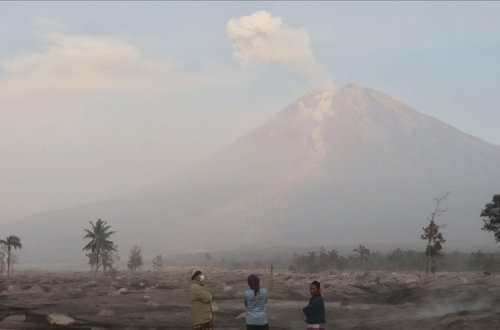 İndoneziyanın Semeru dağında beş püskürmə baş verib