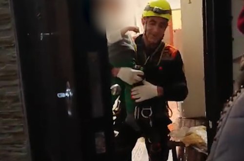 4 yaşlı uşaq evdə köməksiz qaldı - Belə çıxarıldı - Video