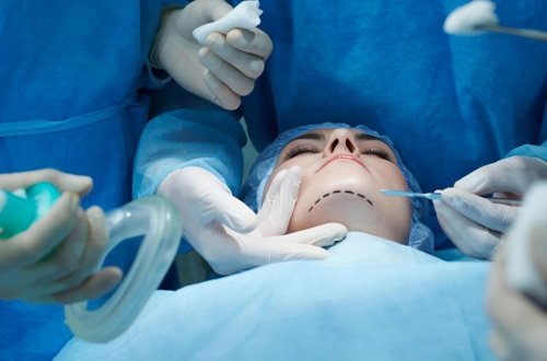 Estetik əməliyyatdan sonra qadının üzü deformasiyaya uğradı - İddia