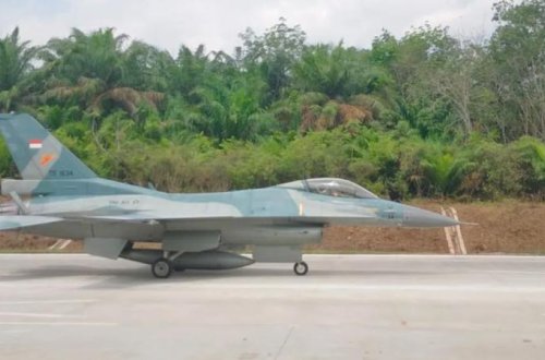 İndoneziya magistral yolları qırıcı təyyarələr üçün uçuş-enmə zolağına çevirir