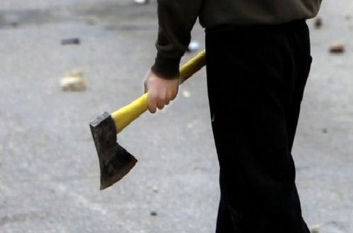 Azərbaycanda 38 yaşlı kişi uşaqlara balta ilə HÜCUM ETDİ