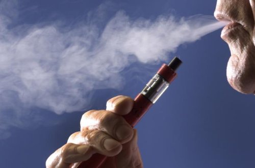 Böyük Britaniya şəxsi avtomobillərdə siqaret çəkməyi qadağan etməyə hazırlaşır