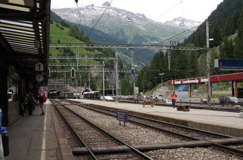 İsveçrədə 80 sərnişini daşıyan qatar relsdən çıxıb