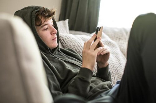 İngiltərə 16 yaşdan kiçiklərin sosial mediadan istifadəsini tez bir zamanda tənzimləyəcək