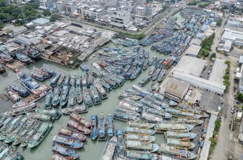 Limanda 2000-dən çox qayıq dayandı: Dəniz nəqliyyatı dayanıb