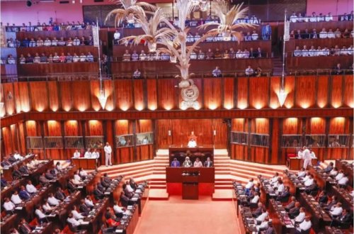 Şri-Lankada deputatlara təyin edilən pensiyalar ləğv edildi