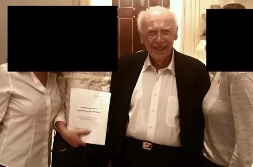 Nobel mükafatı laureatı alimin Epşteynin evində üç qadınla birgə fotosu üzə çıxıb
