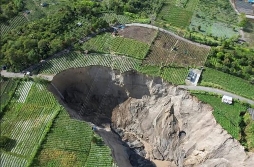 İndoneziyada yağan güclü yağışlar nəhəng çuxur yaradıb