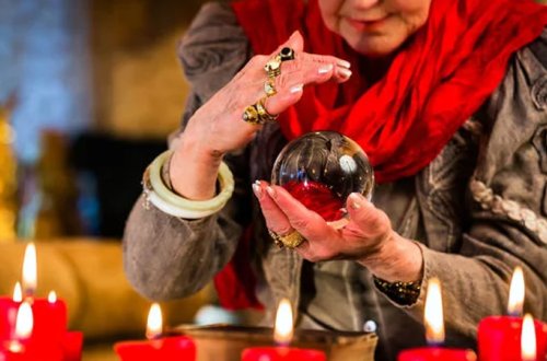 Bakıda ərindən boşanmaq istəməyən qadın falçıya 16 min manat ödədi