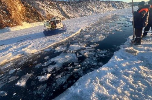 Turistləri daşıyan tur maşınının buz bağlamış Baykal gölünə düşməsi nəticəsində 8 nəfər ölüb