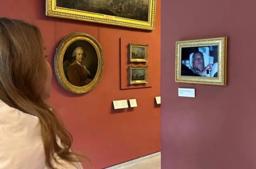 Keçmiş şahzadə Endryunun polis avtomobilindəki şəkli Luvr muzeyində asılıb