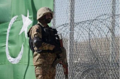 Pakistanda polis avtomobili atəşə tutulub, 7 nəfər ölüb