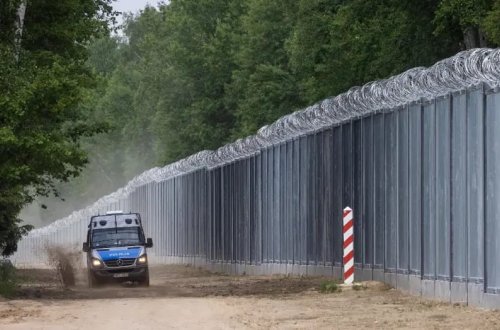 Qeyri-qanuni immiqrantlar sərhədin altında tunellər qazaraq sərhədi keçib