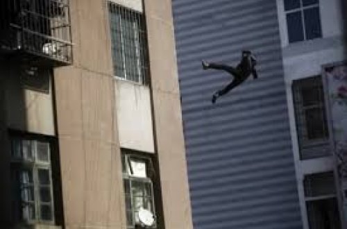 Xırdalanda 13-cü mərtəbədən yıxılan oğlan sağ qaldı