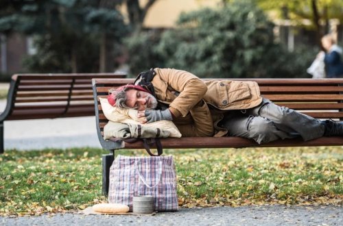 Evsizlər üçün yığılan pullar dəbdəbəli əşyalara xərclənib