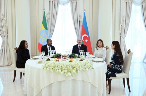 Prezidentlə xanımının adından rəsmi nahar verildi - VİDEO