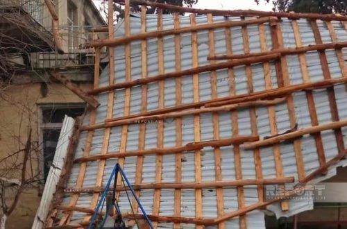 Gəncədə güclü külək uşaq bağçasının dam örtüyünü uçurub