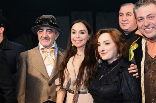 Leyla Əliyeva “Neft bumu hamıya gülümsəyir” tamaşasının nümayişində - FOTOLAR