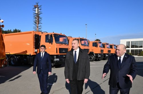 İlham Əliyev Bakıda məişət tullantıları daşıyan texnikalarla tanış oldu