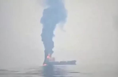 İran Hörmüz boğazında neft tankerini vurdu