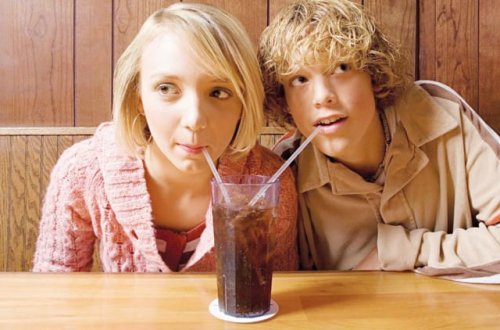 Şəkərli içkilər yeniyetmələrə təsir edir