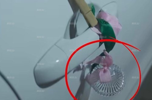 Maşının qapısına 