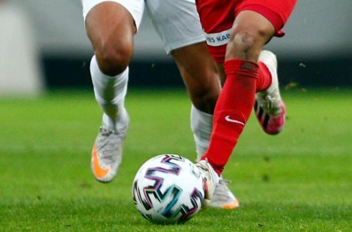 Maskalı azarkeş matç zamanı VAR monitorunu söndürüb