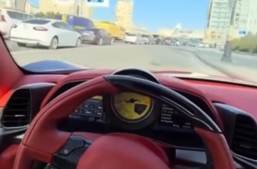 Bakıda “Ferrari” sürücüsü qaydaları belə pozdu - VİDEO