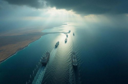 İran Hörmüz boğazından keçən neft tankerini saxladı