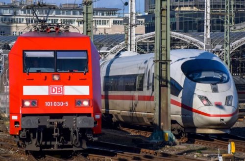 Almaniyada sərnişin qatarı relslərin üzərinə düzülmüş beton plitələrə çırpılıb