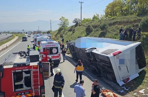Türkiyədə fəhlələri daşıyan mikroavtobus aşıb, ölən və xəsarət alanlar var
