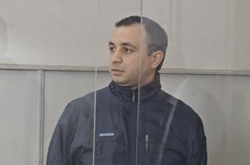 “Bildirərik ki, pilləkəndən yıxılıb ölüb…” - 6 yaşlı uşağa işgəncə verən ögey ata məhkəmədə