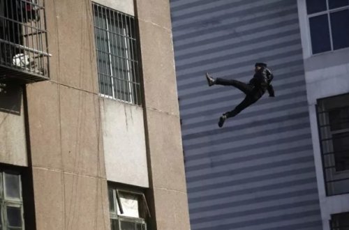 Bakıda DƏHŞƏT: gənc oğlan 20-ci mərtəbədən yıxılıb öldü