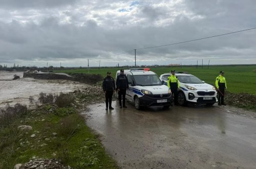 Ağsuçaydan keçən sel avtomobil yolunu yararsız hala salıb