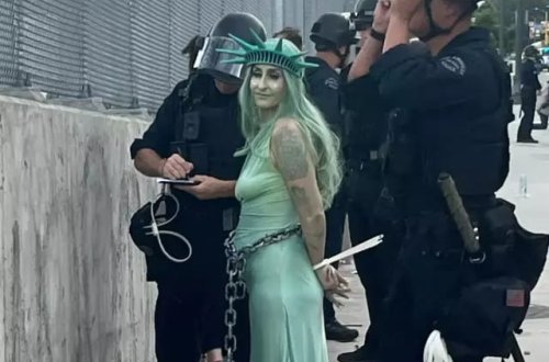 ABŞ polisi Azadlıq heykəli paltarı geyinmiş etirazçını saxlayıb