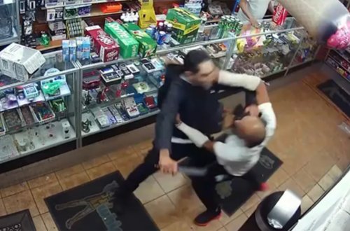 30 yaşlı kişi mağazada bıçaqlandı