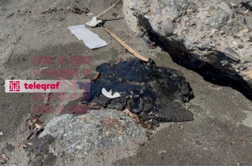 Xəzər sahilində qara təhlükə: Lənkəranda sahilə mazut parçaları çıxır (FOTO)