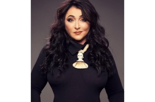 62 yaşlı müğənni biabırçı geyimdə səhnəyə çıxdı - VİDEO