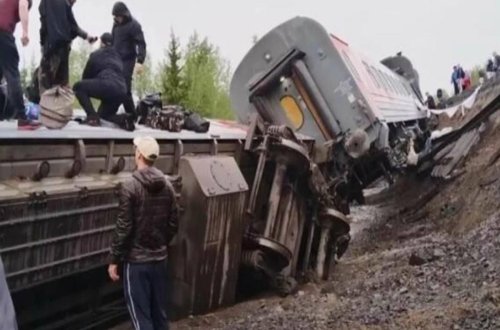 Rusiyada sərnişin qatarının 7 vaqonu relsdən çıxıb
